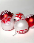 Hvit julekule med rødt blomstermotiv 8 cm