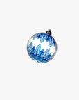 Hvit julekule med blått ornamentmønster 8 cm