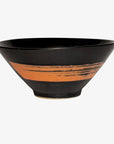 Kuro Brush ramenbolle i matt sort keramikk med oransje penselstrøk – perfekt til ramen, nudler og supper