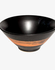 Kuro Brush ramenbolle i matt sort keramikk med oransje penselstrøk – perfekt til ramen, nudler og supper