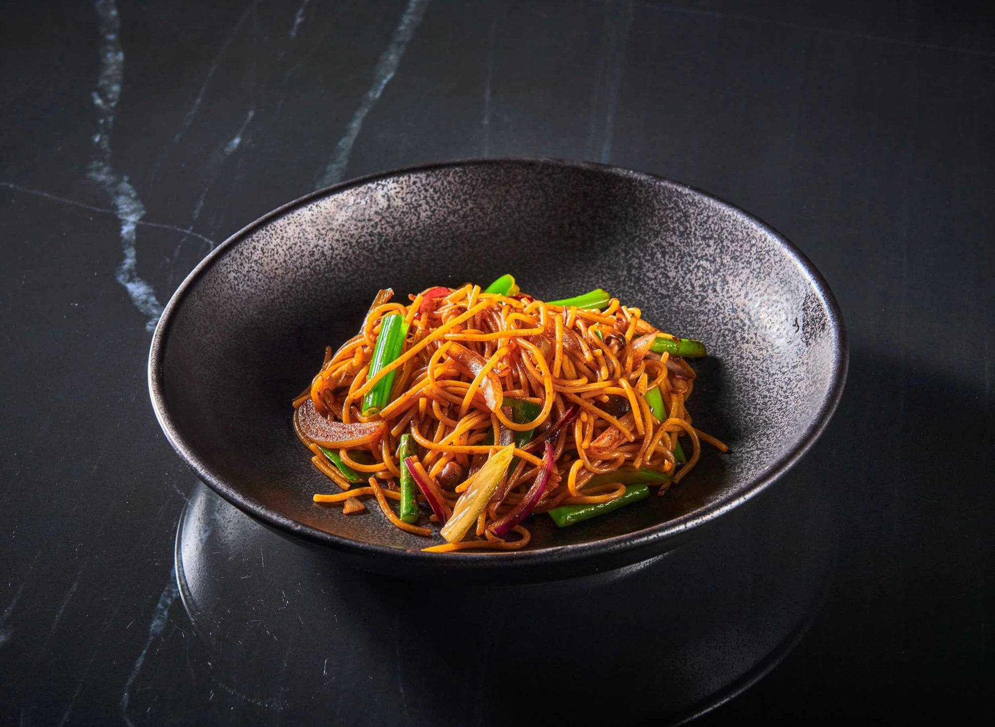 Stekte nudler i skål