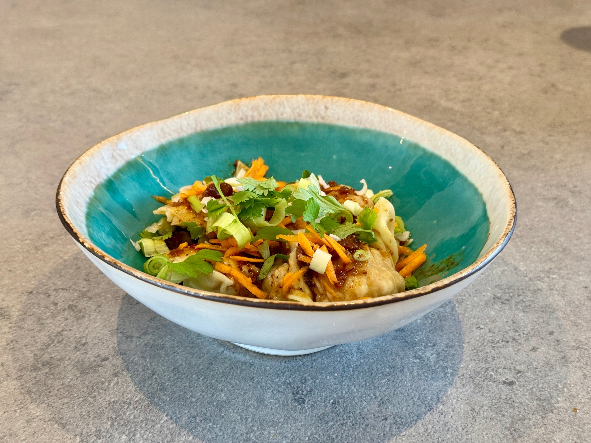 Wontons anrettet i bolle