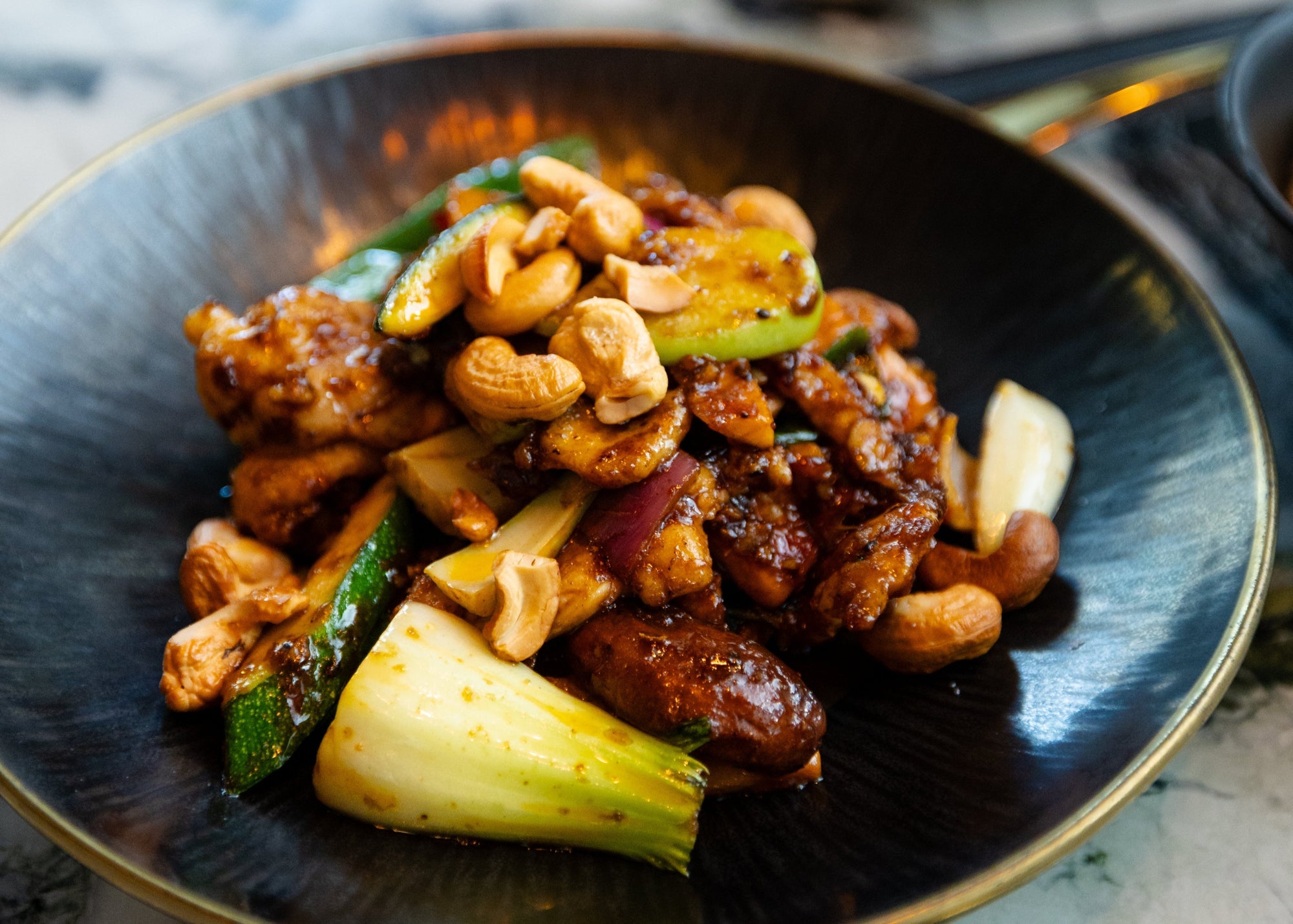 Kylling Gong Bao på serveringstallerken