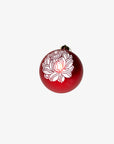 Rød julekule med hvitt lotusmotiv 8 cm
