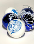 Hvit julekule med blått ornamentmønster 8 cm