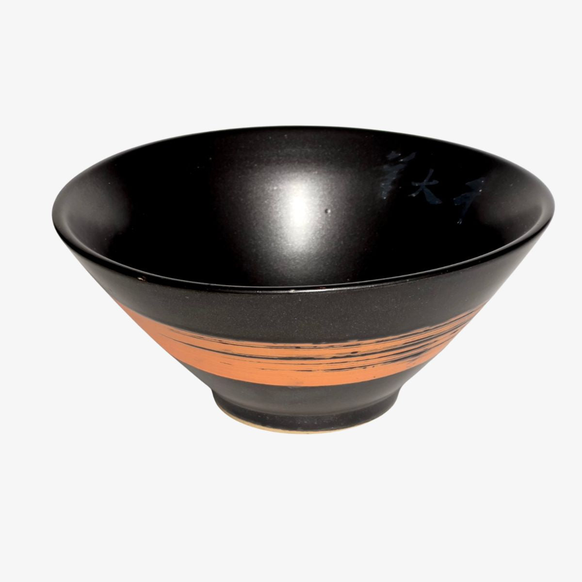 Kuro Brush ramenbolle i matt sort keramikk med oransje penselstrøk – perfekt til ramen, nudler og supper
