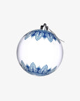 Hvit julekule med blått ornamentmønster 10 cm